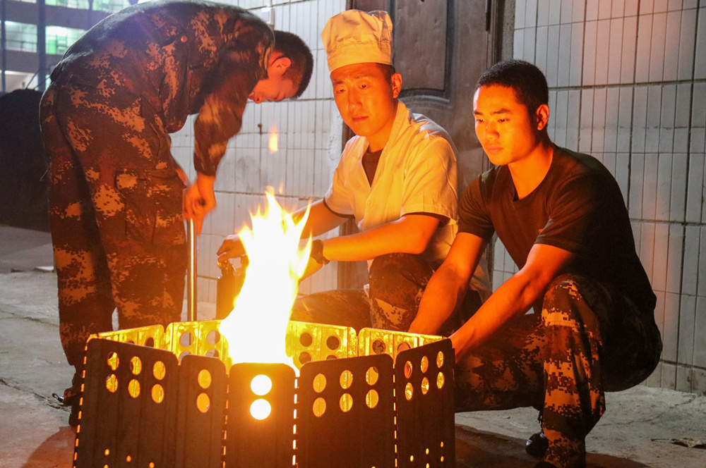 2020年11月26日，伊长青与战友利用野战炊事单元做饭。