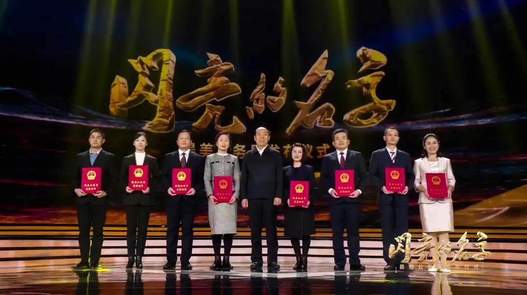  中央组织部副部长、国家公务员局局长傅兴国(中) 为获奖者颁奖