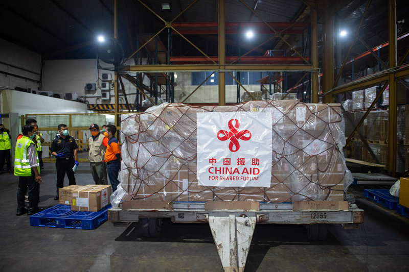 　　3月26日，中国援助印度尼西亚的首批抗疫物资停放在雅加达苏加诺哈达机场仓库。新华社记者 杜宇 摄