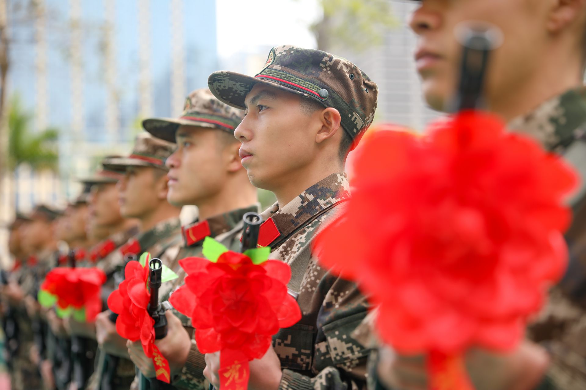 武警防城港支队:授枪仪式激发新兵练兵打仗意识