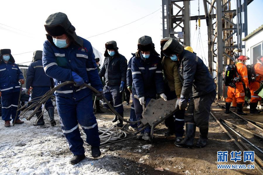 1月12日，救援人员在现场作业。新华社记者 王凯 摄
