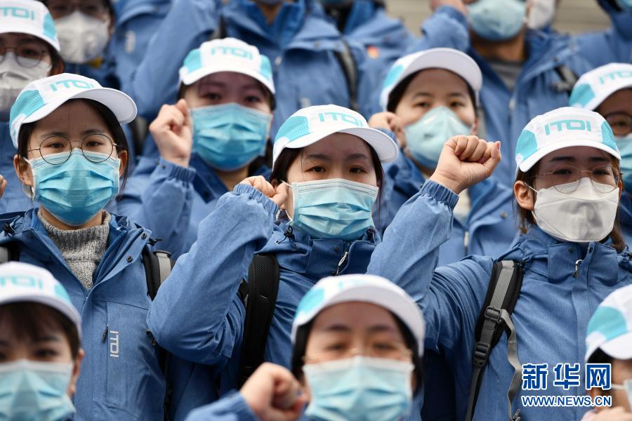 2020年2月9日，在山东济南，山东大学第二医院支援湖北抗疫国家医疗队中的党员在出发前重温入党誓词。新华社记者 朱峥 摄