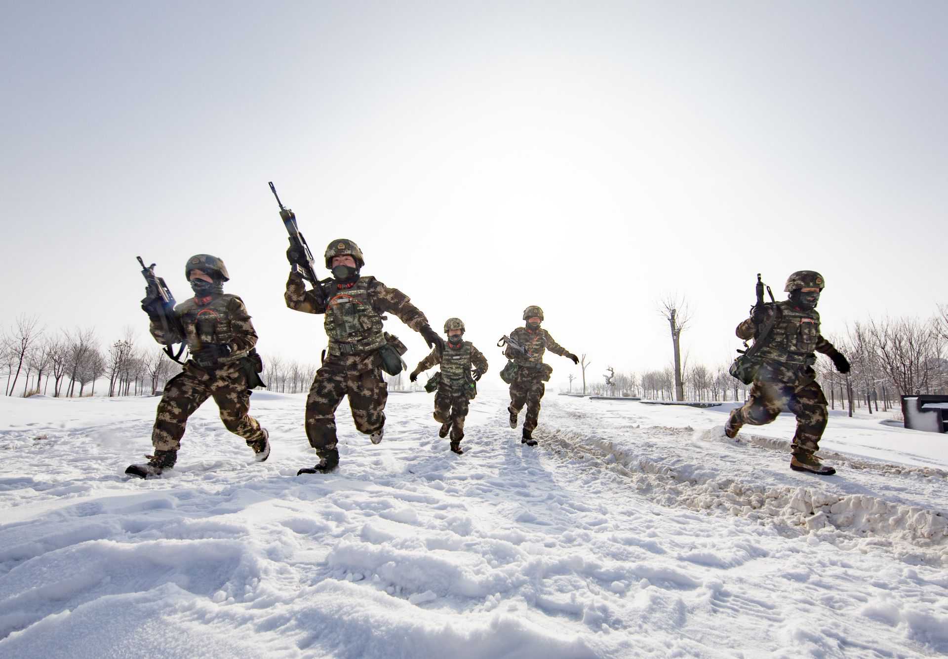 武警演训"快闪式"随机教育相伴"冲锋线"