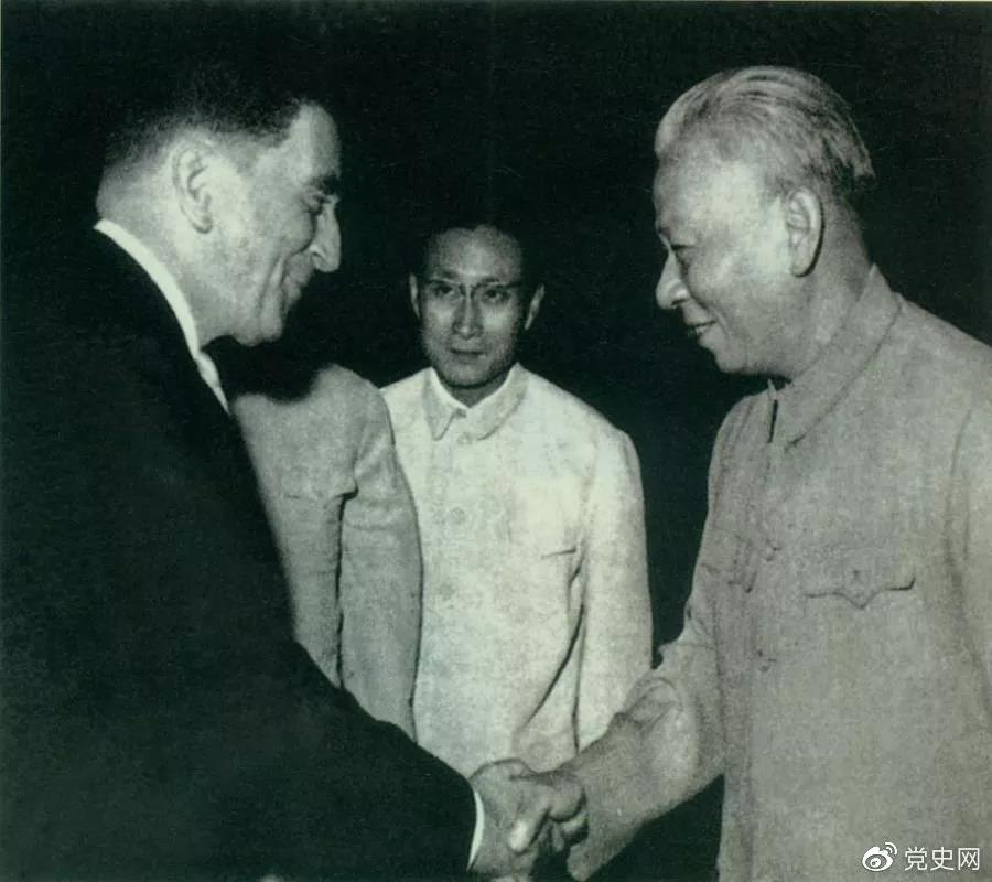1964年1月27日，中法两国建立外交关系。图为法国驻华大使向刘少奇主席递交国书。