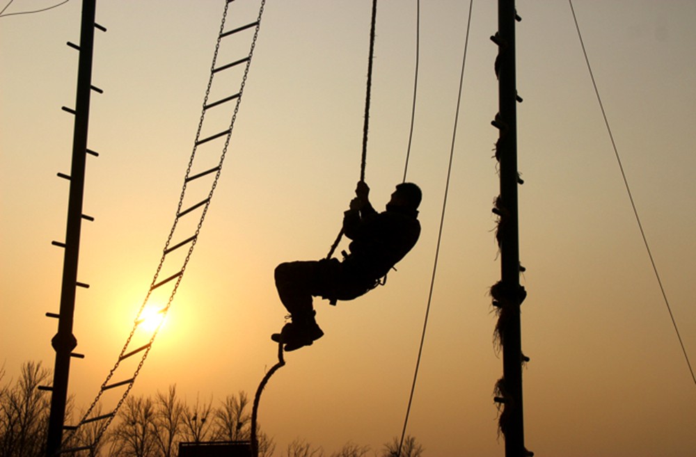 图为官兵进行攀登训练,雷键 摄