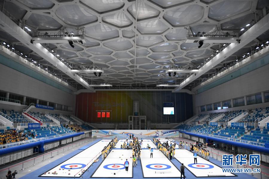 这是2020年12月21日拍摄的国家游泳中心奥林匹克比赛大厅的冰壶赛道。新华社记者 张晨霖 摄