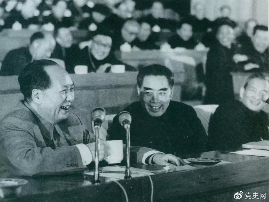 1962年初，毛泽东和周恩来、陈云在中共中央召开的扩大的中央事情集会（即七千人大会）上。