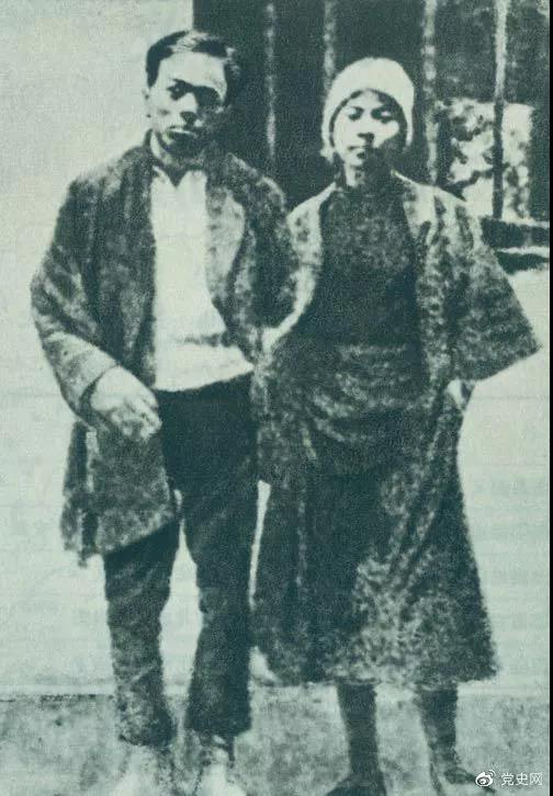 1928年2月6日 共产党员周文雍和陈铁军被仇人押上刑场，两人态度从容，抬头挺胸，高唱《国际歌》，慷慨就义。图为两人在狱中的合影。
