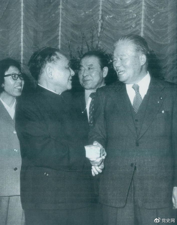 1979年2月7日，邓小平会见日本期间，同日本首相大平正芳谈判。