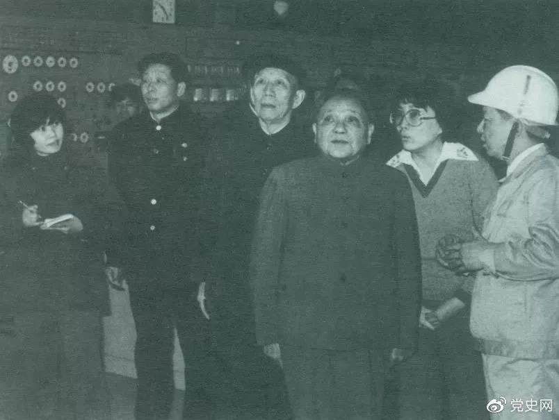 1984年2月，邓小平和王震在上海视察宝山钢铁总厂