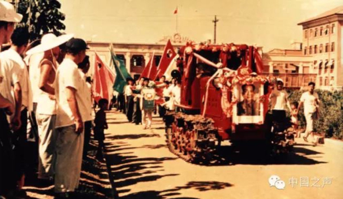 △1958年7月20日，新中国的第一台“东方红”拖拉机开出厂房