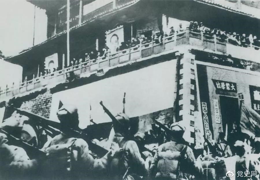 1950年2月20日，人民解放军进驻昆明。