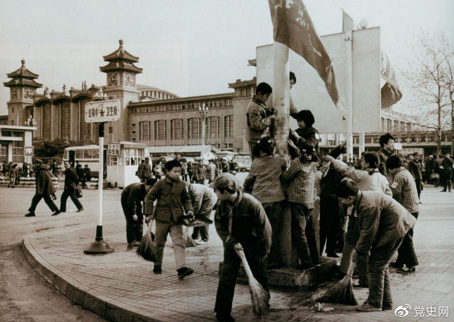 　　1981年2月25日，全国总工会等九个单位发出建议，开展“五讲四美”文明礼貌运动。图为北京铁路一小的少先队员在北京站西街扫除卫生。