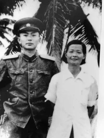 △1956年，报告文学《红色娘子军》的作者刘文韶与当年娘子军战士冯增敏