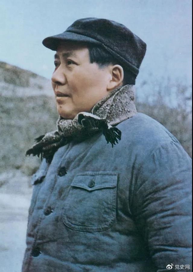   1947年3月18日，中共中央機關主動撤離延安。毛澤東和周恩來、任弼時等繼續留在陜北，指揮全國人民解放戰爭。這是轉戰陜北前夕的毛澤東。
