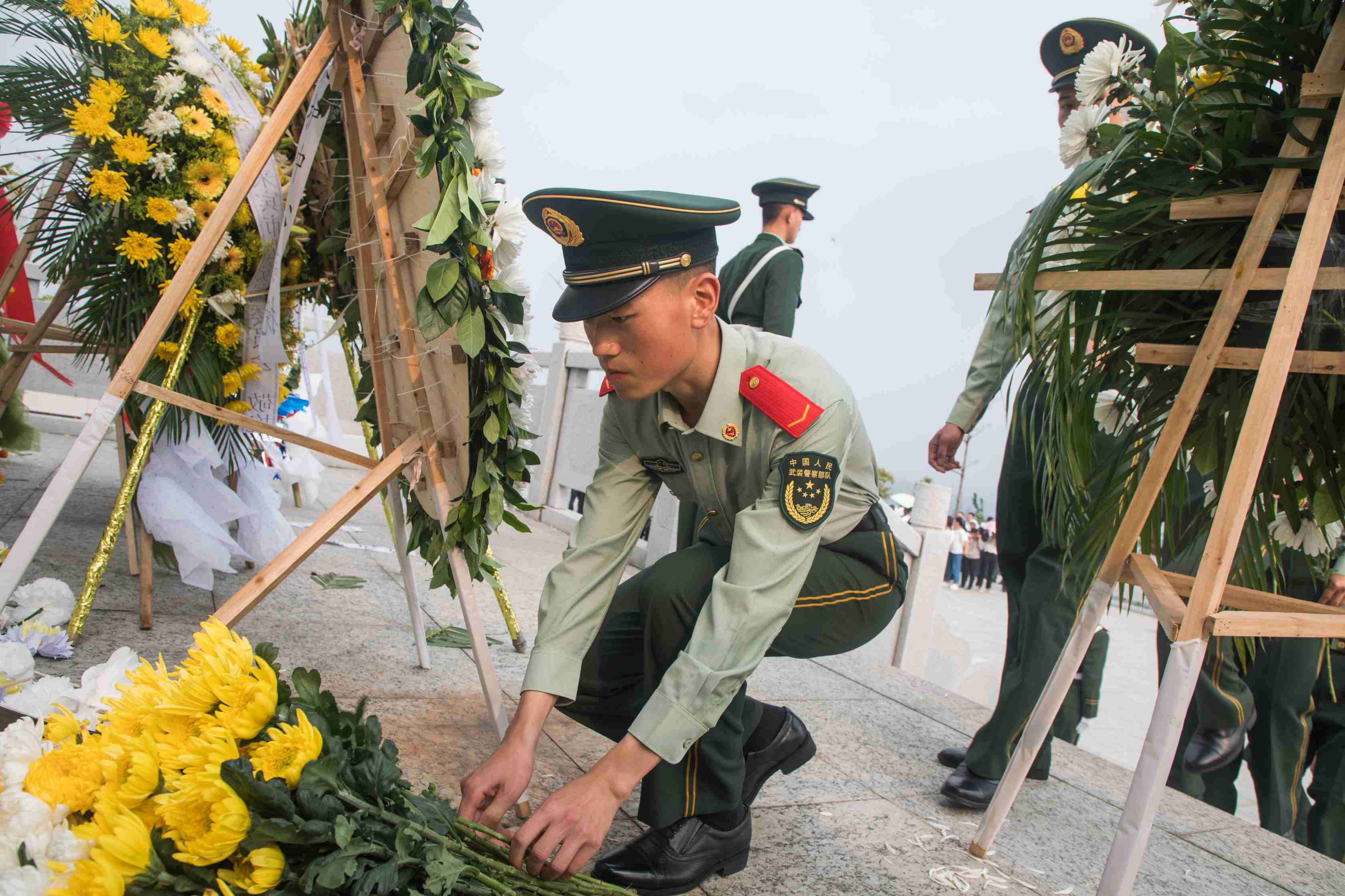 缅怀先烈武警官兵清明节祭扫烈士陵园