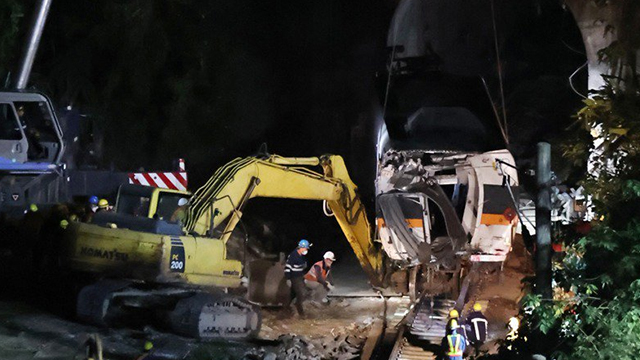 台铁太鲁阁号列车严重脱轨事故第5节车厢被拖出轨道车体严重变形