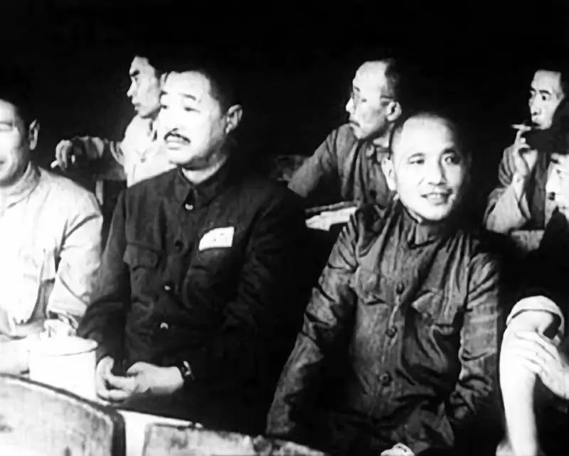 △1952年7月1日，在成渝鐵路通車典禮上的鄧小平、賀龍