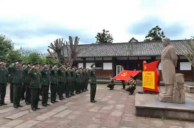 2021年4月16日，在范长江故居范长江雕塑前，武警内江支队官兵重温入党誓词。王斌 摄
