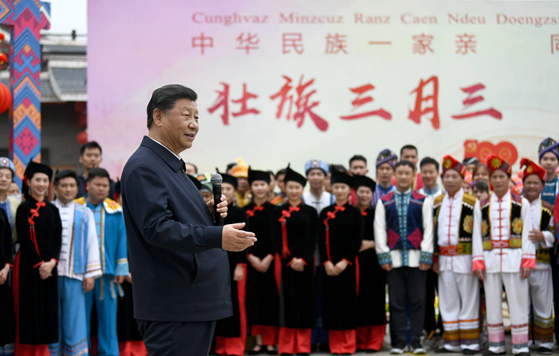 2021年4月27日，习近平总书记在南宁市广西民族博物馆外，同参加三月三“歌圩节”民族文化活动的各族群众亲切交流。