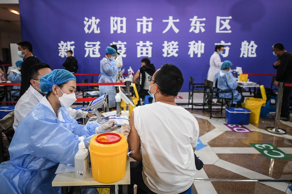 5月7日，市民在沈阳市大东区新冠疫苗接种方舱一楼接种区接种疫苗。