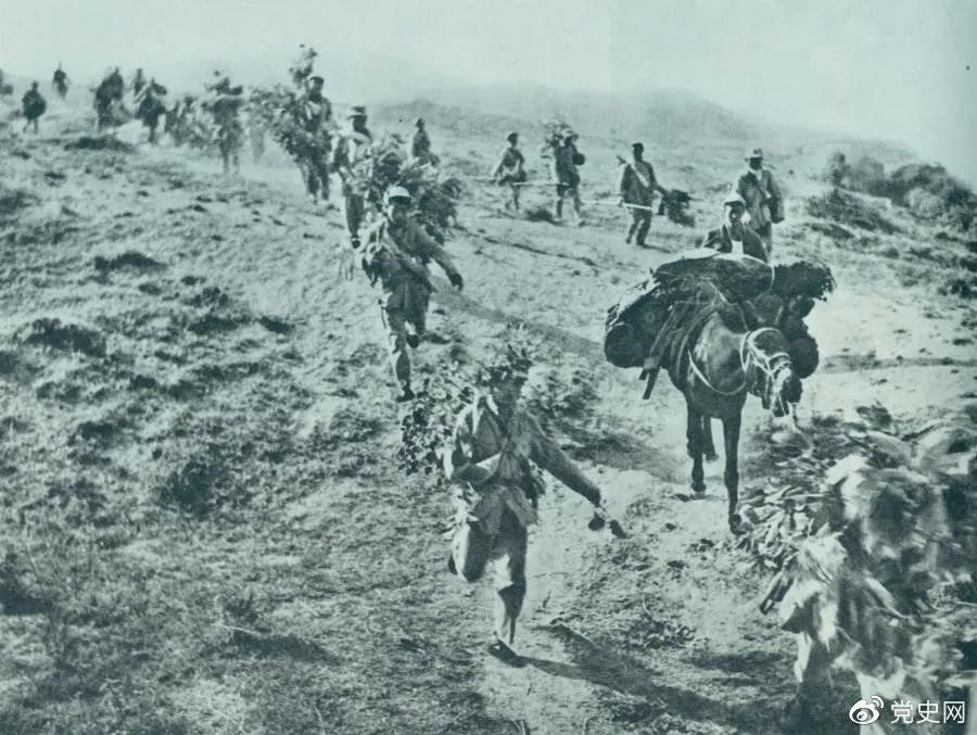 圖為1947年5月在孟良崮戰役中，華東野戰軍向孟良崮挺進。