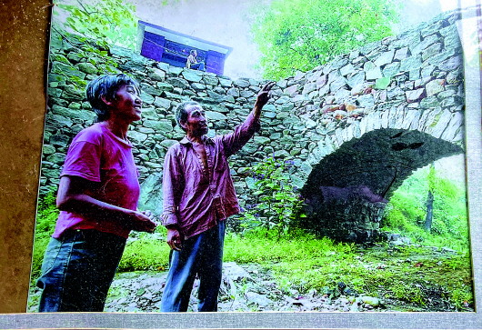 2008年桥建成时，媒体采访给赵振书夫妇拍下的照片。受访者供图