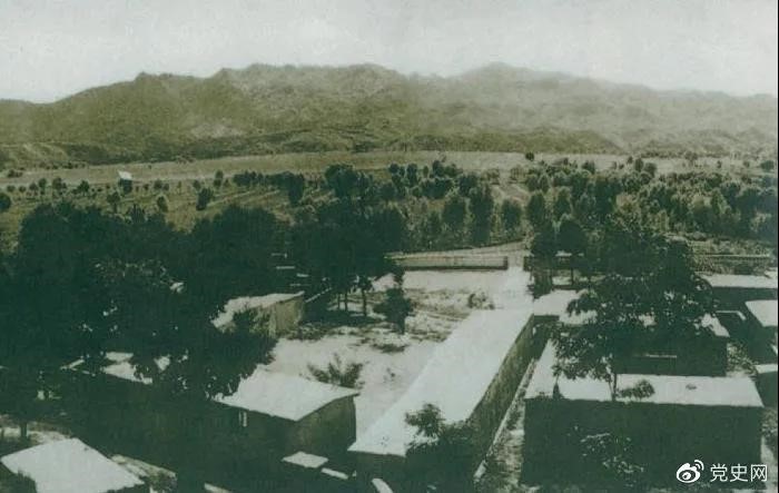1948年5月，中共中央和人民解放军总部由陕北迁到河北平山县西柏坡。图为中央领导人办公处所俯瞰。