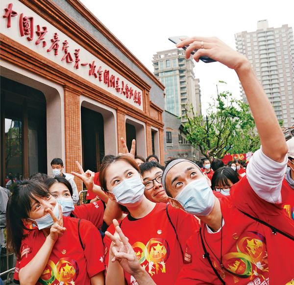 2021年5月4日，在上海中共一大纪念馆国旗广场，参加庆祝中国共产党成立100周年五四主题集会的青年们在自拍合影。新华社记者 刘颖/摄