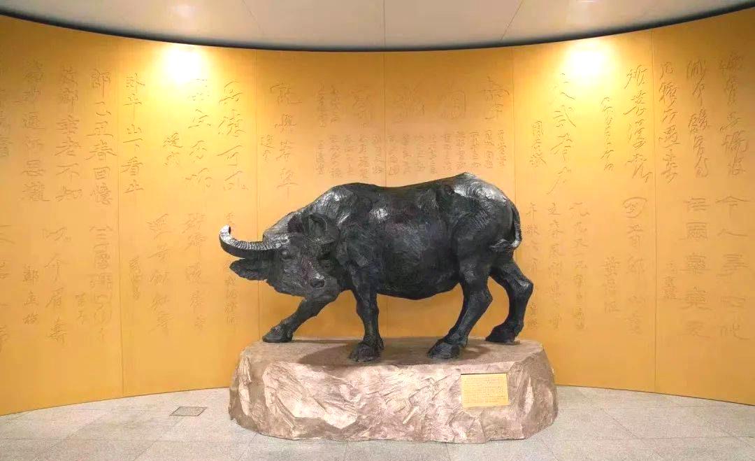 "大武有力"铜牛雕塑永久陈列于地铁人民广场站八号线