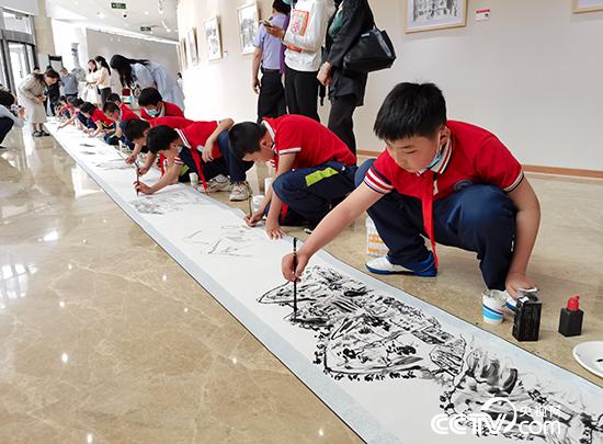 15名留守儿童代表现场绘制20米水墨长卷