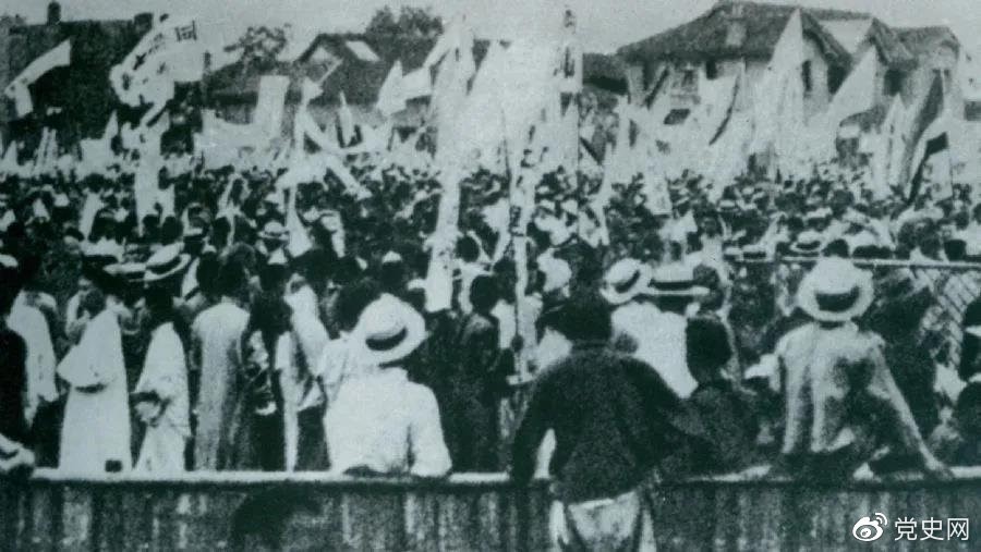 1925年5月30日，上海爆发了反帝爱国的五卅运动，掀起了全国范围大革命高潮。