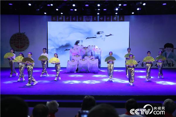 首都师范大学附属小学柳明校区学生带来开场节目《唐诗宋词》 