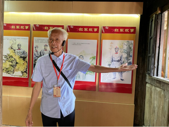 82岁的退休教师林兴阵成了红色文化的义务讲解员