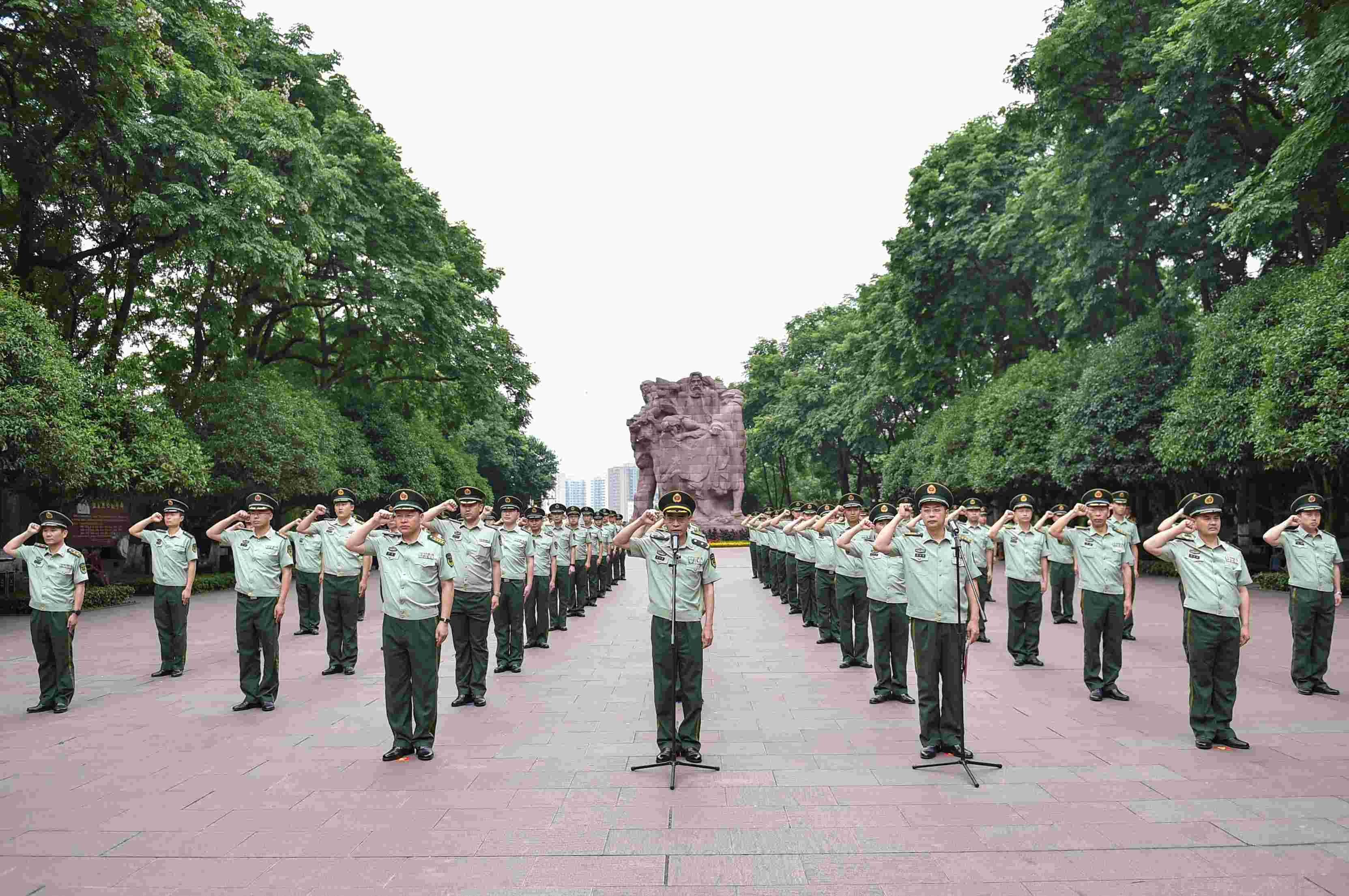 武警重庆总队走进红岩烈士陵园缅怀先烈重温入党誓词