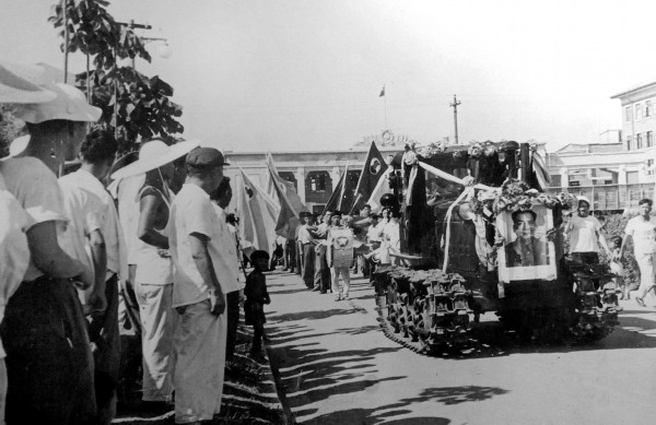 △1958年7月20日，中国第一代拖拉机——东方红54履带拖拉机开出厂门（中国一拖集团有限公司 供图）