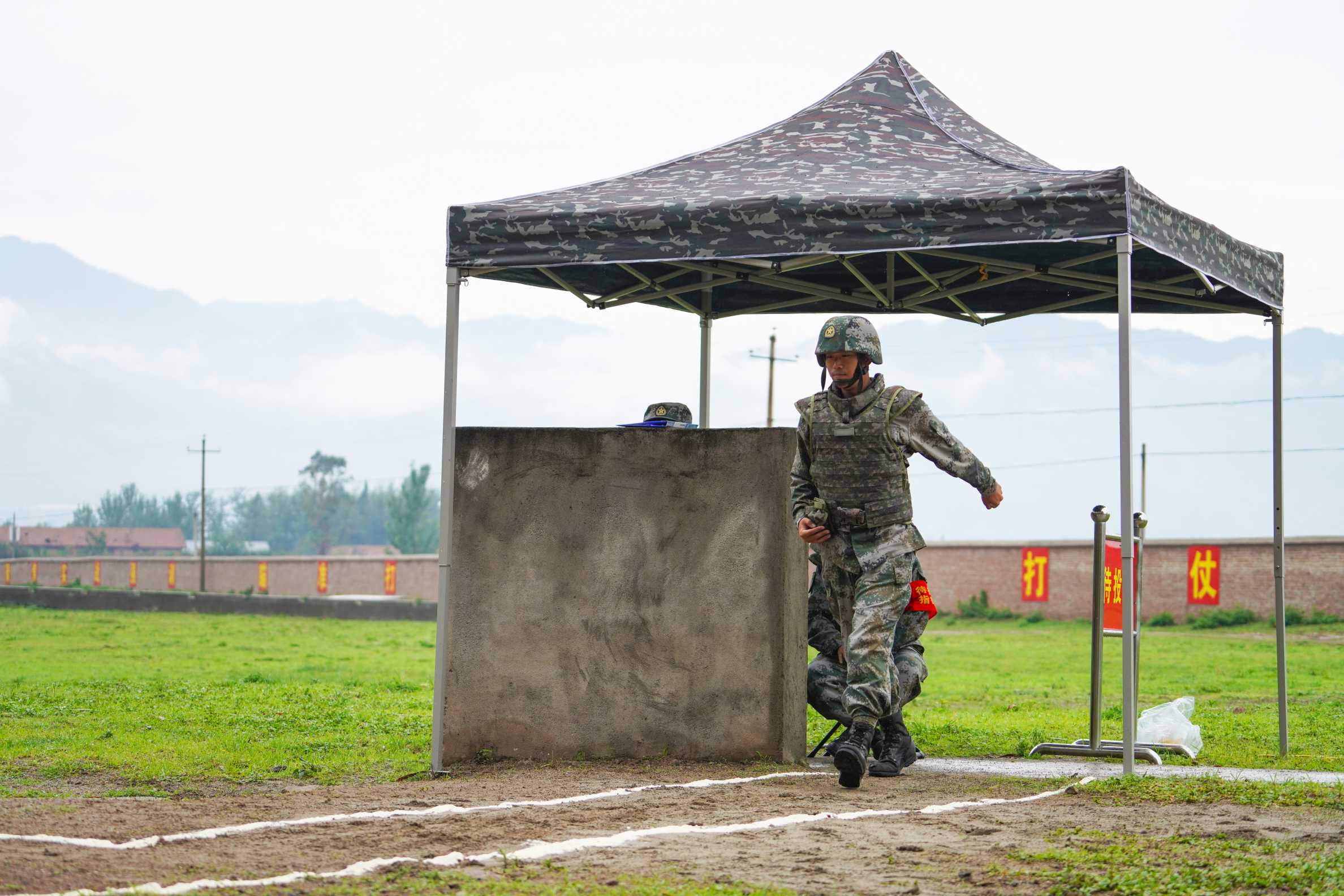 硝烟战场上的特殊震撼直击手榴弹实投