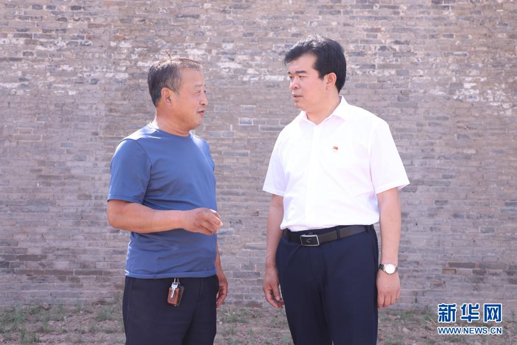 6月18日，王俊红（右）在河北省清河县油坊镇油坊村与群众交谈。新华社发