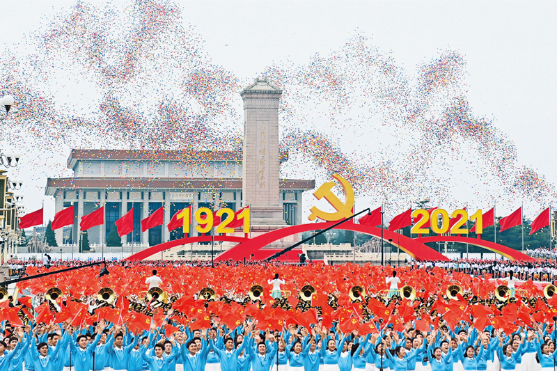 　　2021年7月1日上午，庆祝中国共产党成立100周年大会在北京天安门广场隆重举行。激昂的乐曲响起，全场高唱《歌唱祖国》，共同庆祝中国共产党百年华诞，共同祝愿祖国和世界的明天更加美好。图为庆祝大会现场放飞气球。 新华社记者 李尕/摄
