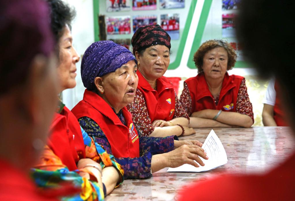在宁夏吴忠市利通区裕西社区，年逾古稀的王兰花（左二）与志愿服务队成员一起讨论裕西社区志愿服务工作安排（2020年6月23日摄）。新华社记者贾浩成摄