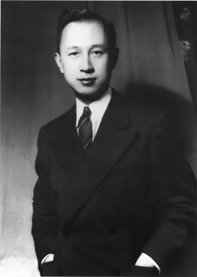 1950年9月6日,39岁的钱学森以"企图运输秘密科学文件"罪名被逮捕,关押