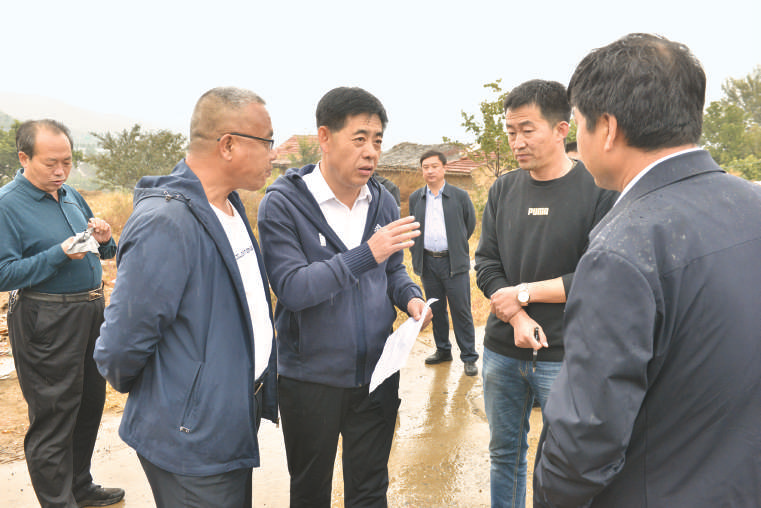 王建江（左二）就规划建设长城文化展览馆进行实地调研。