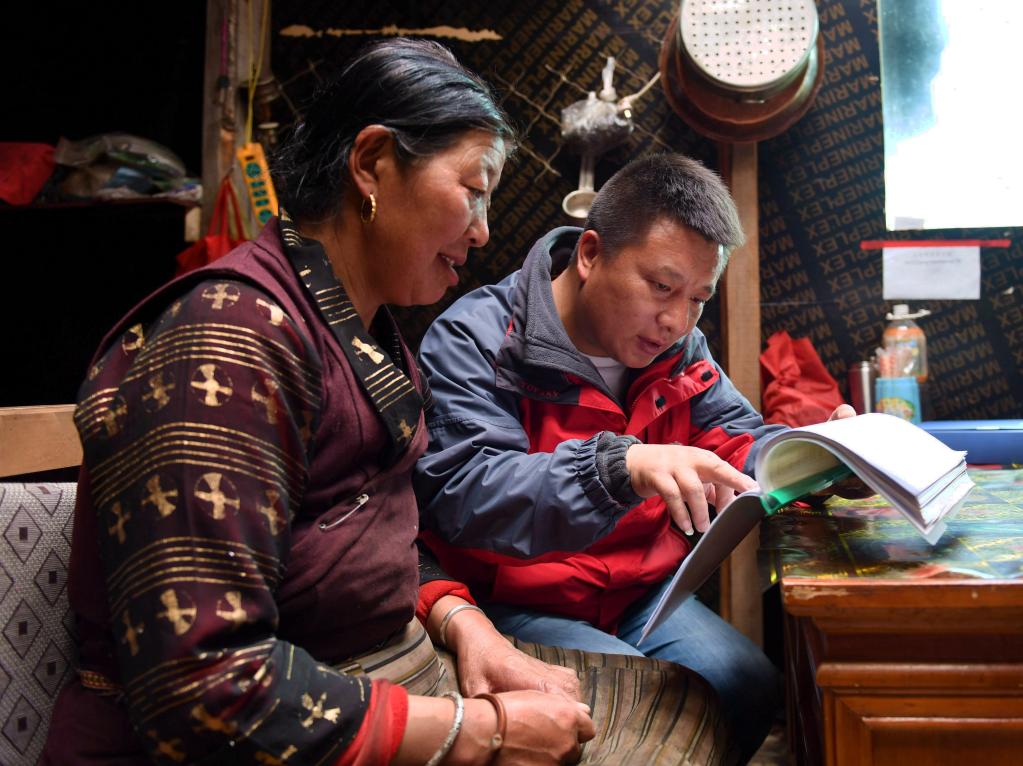 　　西藏山南市社保工作人员在隆子县玉麦乡玉麦村村民央宗家中进行社保信息补充登记。新华社记者 晋美多吉 摄