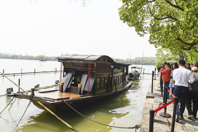 游人在浙江嘉兴南湖“红船”边参观。