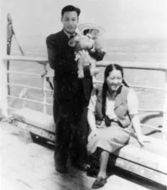 △1948年夏天，钱三强与妻子何泽慧抱着半岁的女儿乘船回国