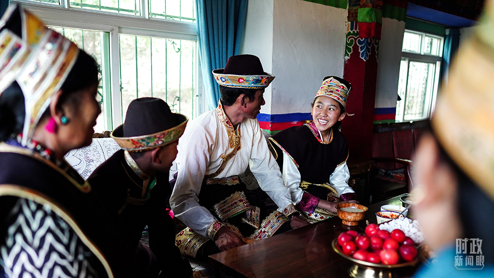 △嘎拉村村民达瓦坚参（左三）一家。7月21日下午，总书记来到他的家中做客。（总台国广记者李晋拍摄）
