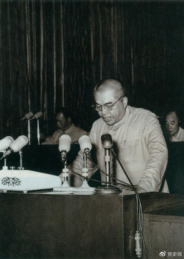 1955年7月30日，一届全国人大二次集会通过《中华人民共和国兵役法》。图为国防部部长彭德怀在会上作报告。