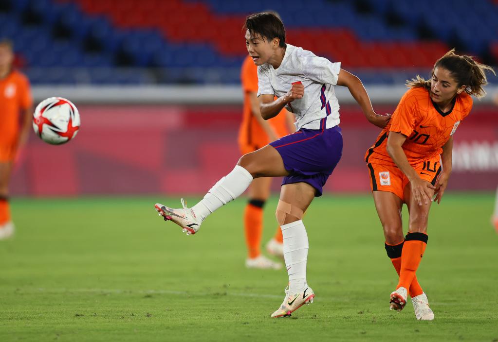 7月27日，中国队球员王霜在比赛中射门。新华社记者 兰红光 摄