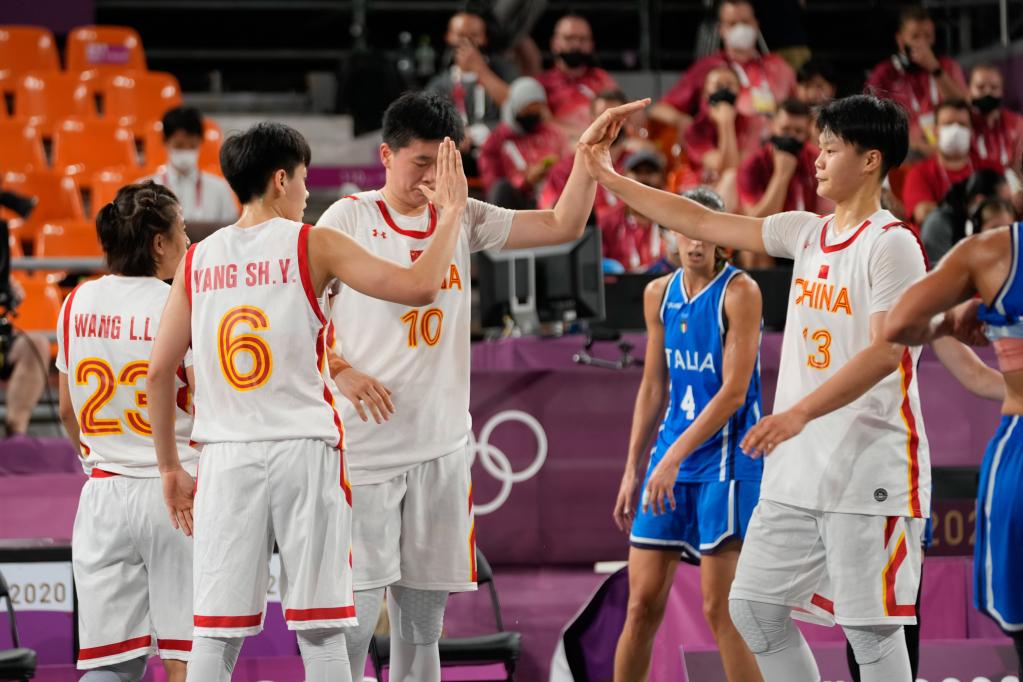 7月27日，中国队球员庆祝胜利。新华社记者 张笑宇 摄