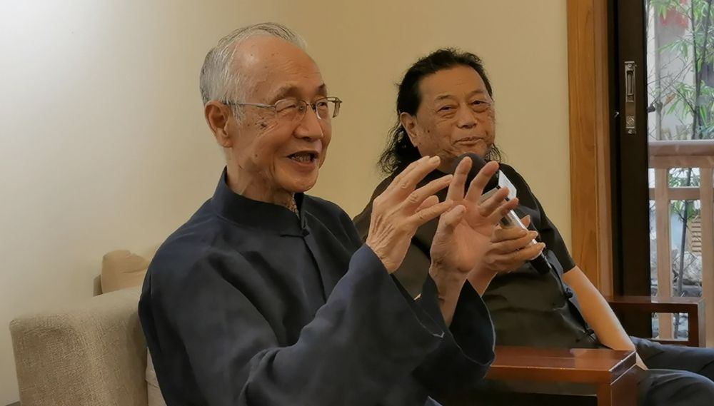 古琴专家、学者吴钊（左），国家级非物质文化遗产古琴项目代表性传承人丁承运（右）接受采访。